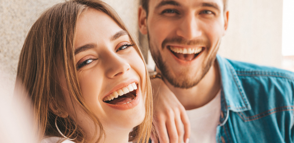 Glückliches Paar lacht gemeinsam – Symbol für erfolgreiches Ex zurückgewinnen