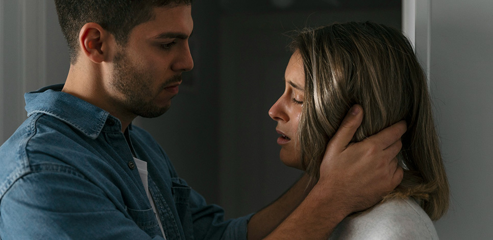 Mann hält Frau sanft am Kopf – emotionale Szene in der Trennungsphase beim Mann