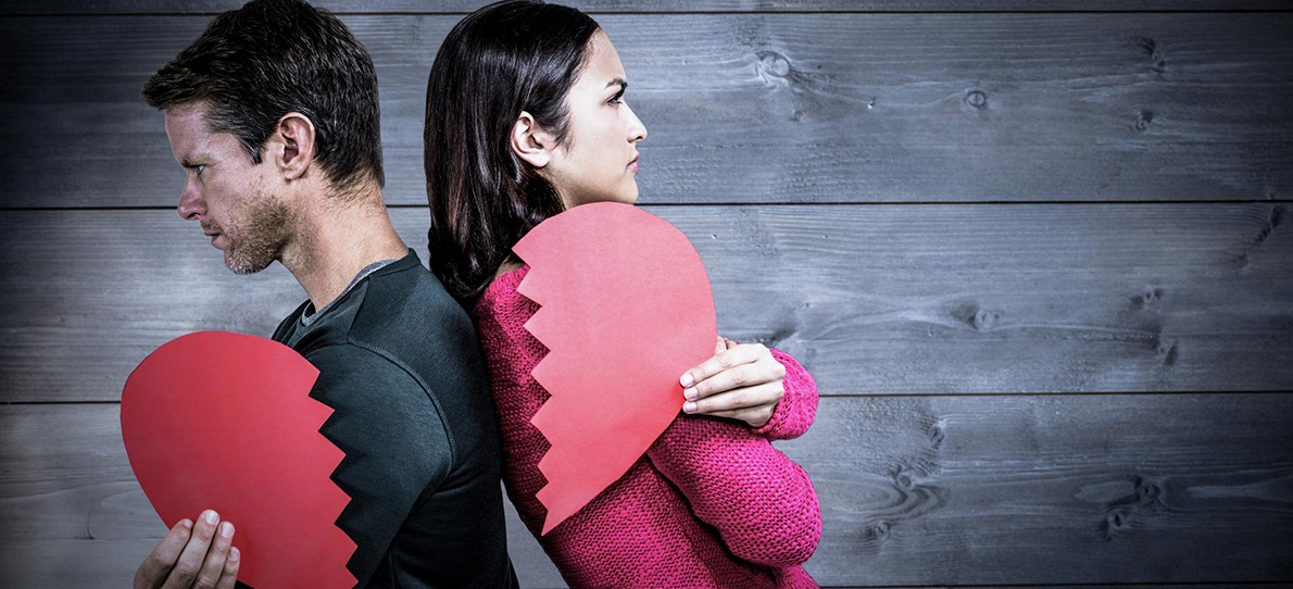 Mann und Frau stehen Rücken an Rücken mit zerbrochenem Herz in der Hand – symbolisiert schwierige Trennungssituationen mit besonderer Herausforderung.